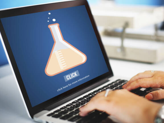 Trois parcours e‑learning pour accompagner les entreprises de la chimie
