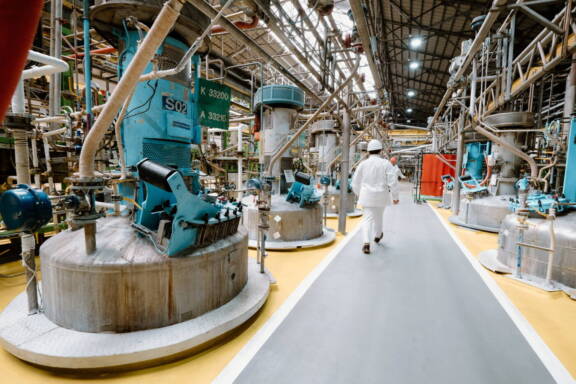 Chimie : des effectifs en repli, une forte pression sur les compétences