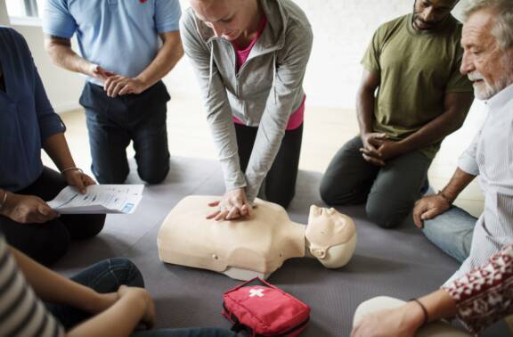 Gestes de premiers secours : la sensibilisation et la formation des salariés bientôt renforcées ?
